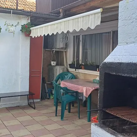 Gazde/Camere de închiriat Casa Sergiu *